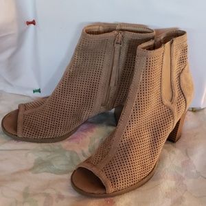 LADIES TAN SUEDE OPEN TOE ANKLE BOOTIES
